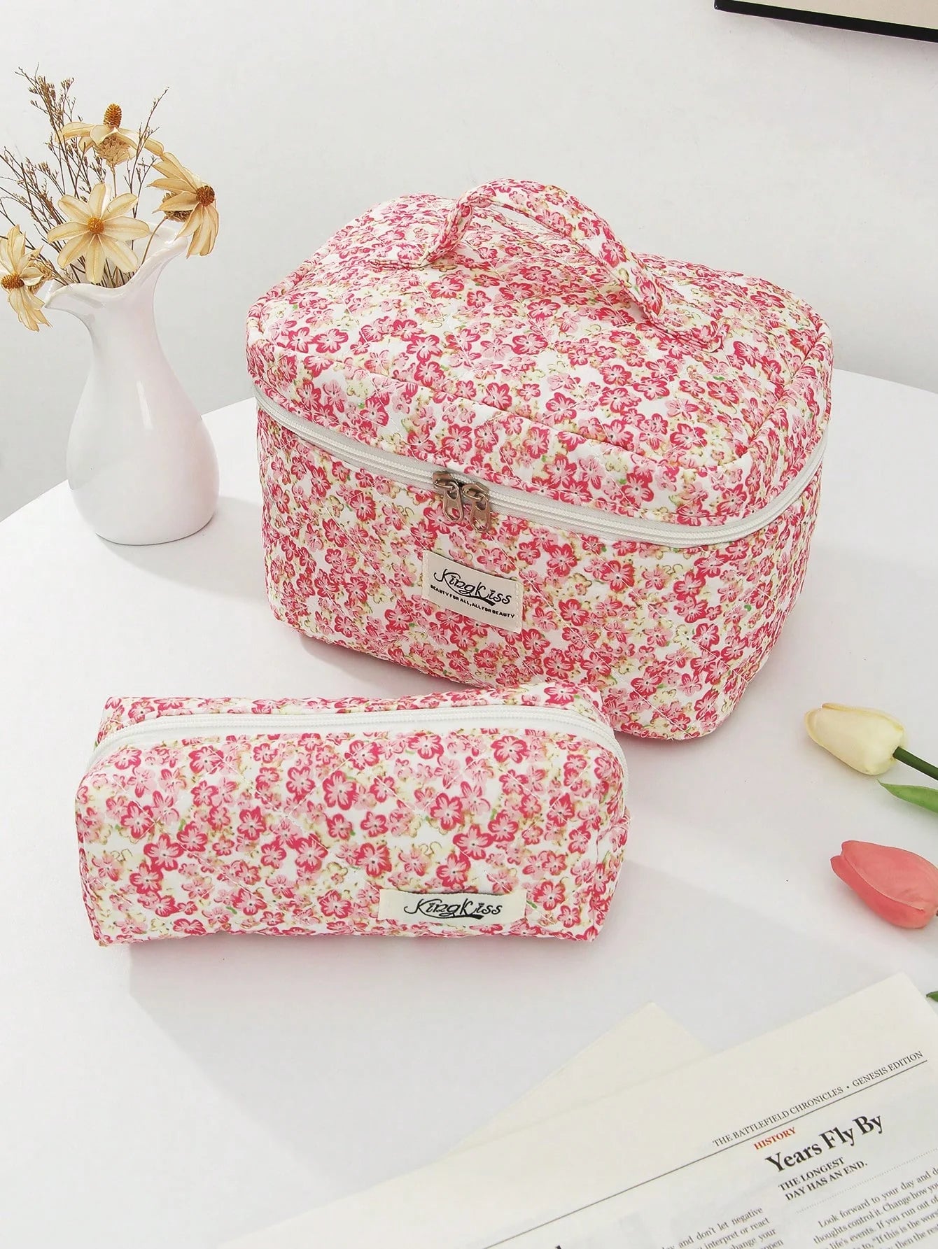 1 PC Pink Floral Quilted Portable Back To School Make Up Bag, Fashionable And Casual Large Capacity Portable Zipper Makeup Bags, Travel And Vacation Essentials Cosmetic Bags For Sanitary Napkins, Pouch Pads, Wired Earphones, Headphones, Charger, Lipsticks