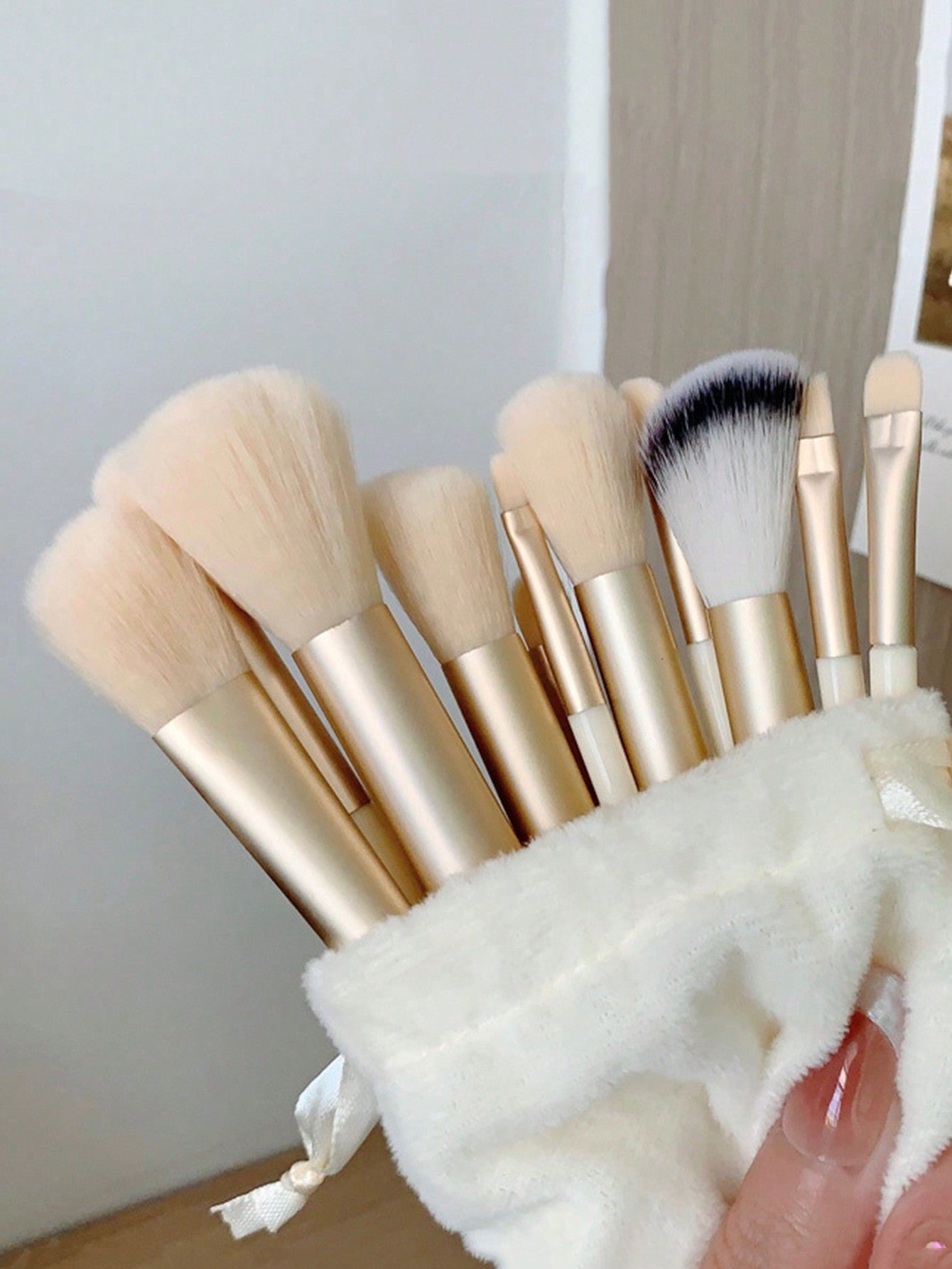 33pcs Makeup Tools Set Including:13PCS Makeup Brush Set+4PCS Makeup Sponges+4PCS Mini Makeup Sponges+4PCS Triangle Powder Puffs+4PCS Mini Air Cushion Powder Puffs+1pc Facial Cleansing Sponges+1pc Hairband+2PCS Hand Bowl Strap Makeup Brush Random Color,Bru