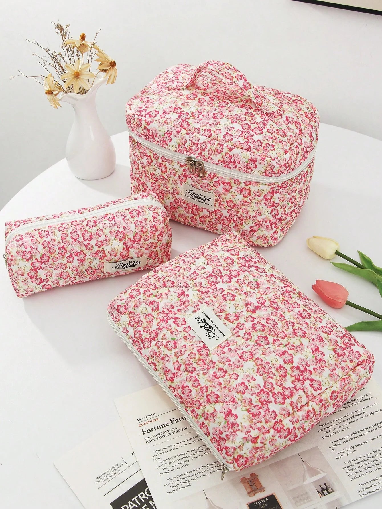 1 PC Pink Floral Quilted Portable Back To School Make Up Bag, Fashionable And Casual Large Capacity Portable Zipper Makeup Bags, Travel And Vacation Essentials Cosmetic Bags For Sanitary Napkins, Pouch Pads, Wired Earphones, Headphones, Charger, Lipsticks
