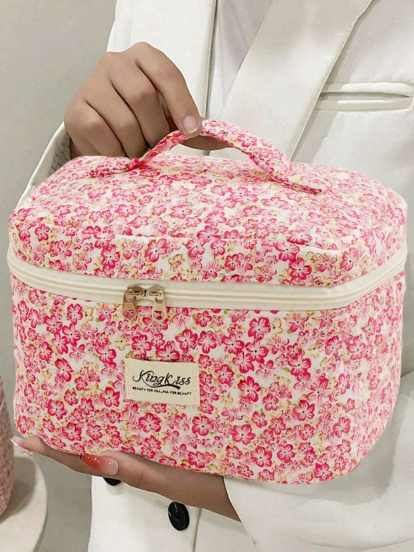 1 PC Pink Floral Quilted Portable Back To School Make Up Bag, Fashionable And Casual Large Capacity Portable Zipper Makeup Bags, Travel And Vacation Essentials Cosmetic Bags For Sanitary Napkins, Pouch Pads, Wired Earphones, Headphones, Charger, Lipsticks