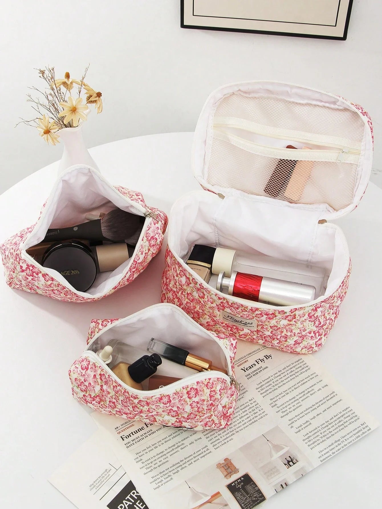 1 PC Pink Floral Quilted Portable Back To School Make Up Bag, Fashionable And Casual Large Capacity Portable Zipper Makeup Bags, Travel And Vacation Essentials Cosmetic Bags For Sanitary Napkins, Pouch Pads, Wired Earphones, Headphones, Charger, Lipsticks