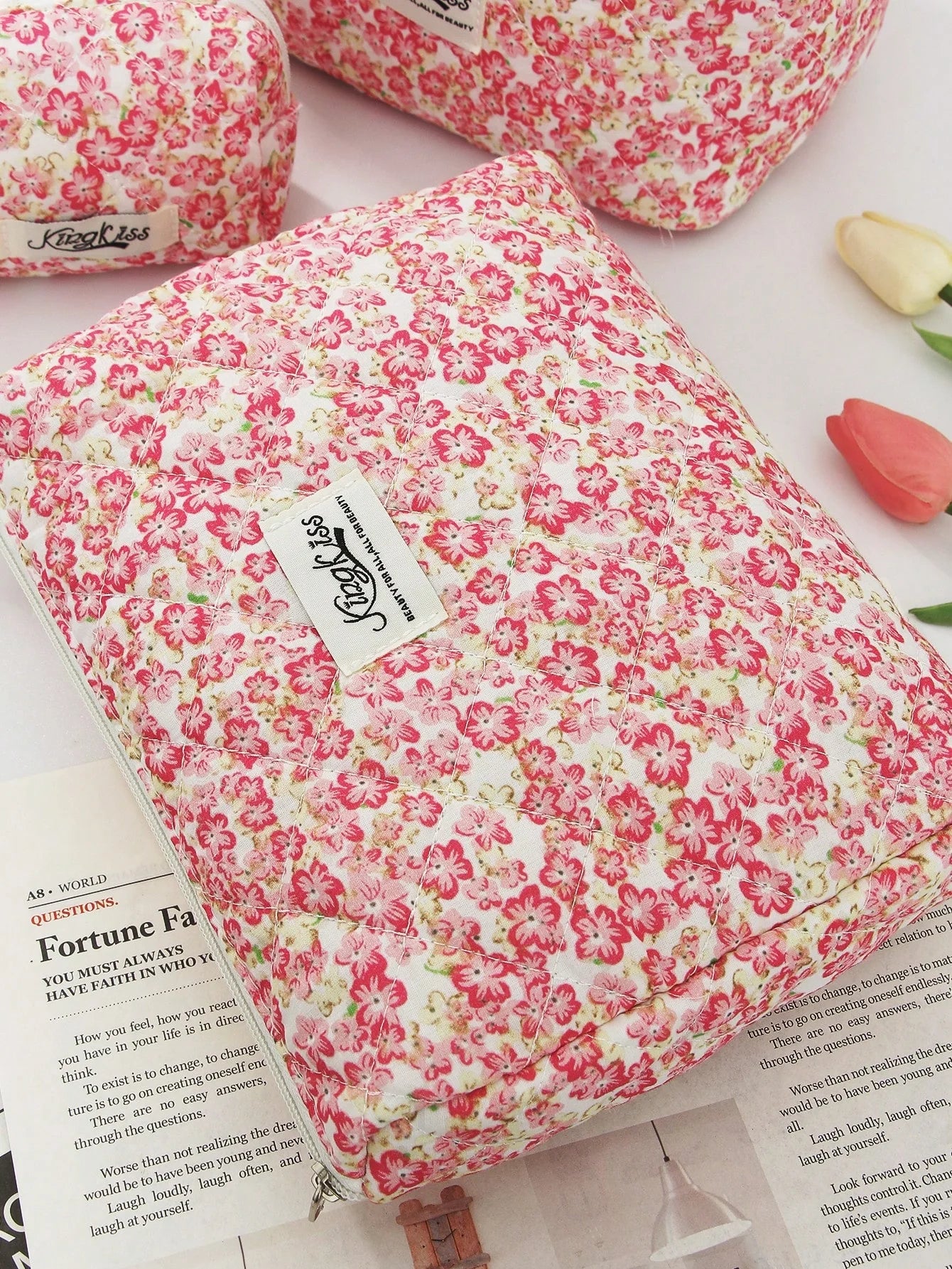 1 PC Pink Floral Quilted Portable Back To School Make Up Bag, Fashionable And Casual Large Capacity Portable Zipper Makeup Bags, Travel And Vacation Essentials Cosmetic Bags For Sanitary Napkins, Pouch Pads, Wired Earphones, Headphones, Charger, Lipsticks