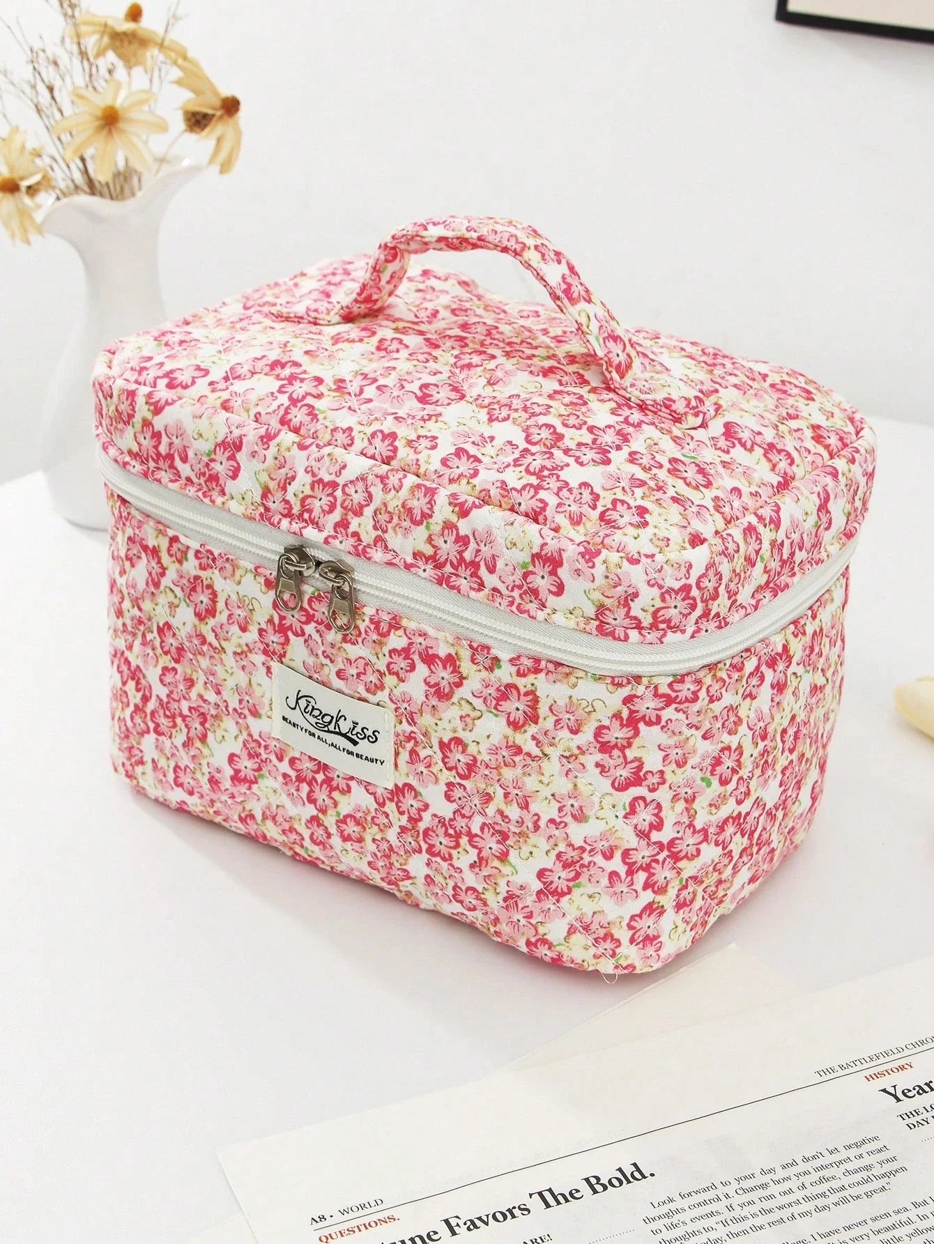 1 PC Pink Floral Quilted Portable Back To School Make Up Bag, Fashionable And Casual Large Capacity Portable Zipper Makeup Bags, Travel And Vacation Essentials Cosmetic Bags For Sanitary Napkins, Pouch Pads, Wired Earphones, Headphones, Charger, Lipsticks