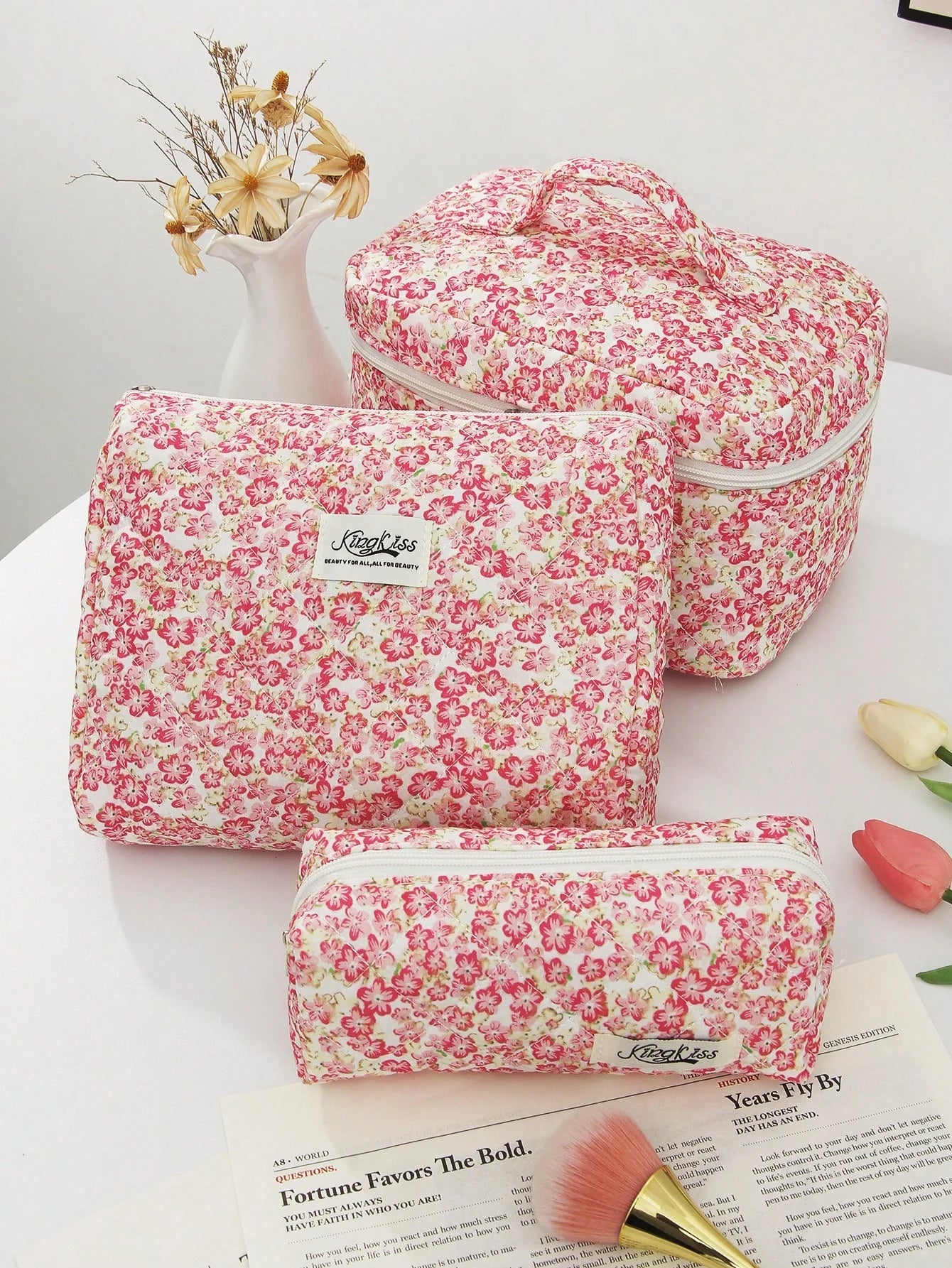 1 PC Pink Floral Quilted Portable Back To School Make Up Bag, Fashionable And Casual Large Capacity Portable Zipper Makeup Bags, Travel And Vacation Essentials Cosmetic Bags For Sanitary Napkins, Pouch Pads, Wired Earphones, Headphones, Charger, Lipsticks