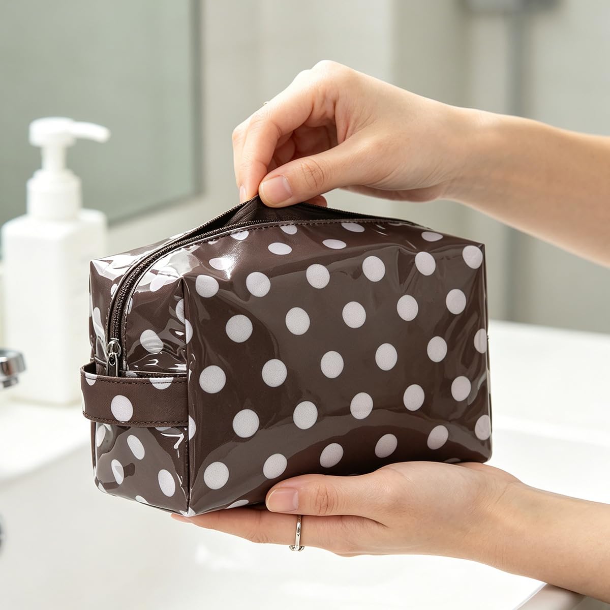 JQWYGB Small Polka Dots Cosmetic Bags Women’s PVC Makeup Purse Waterproof Toiletry Bag Multi-Use Cosmetic Pouch Travel Work